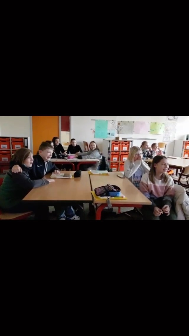 Die Klasse 6c der @igs_einbeck (Niedersachsen) hat  den Unterricht kurz unterbrochen um den Countdown zur Veröffentlichung ihres Musikvideos zu erleben, dass in unserer Projektwoche entstanden ist😍
Danke auch für Euer Grußvideo❤️ 
Danke an die Eltern und danke an die Schule🙏🏾
Der Song hat so einen starken Inhalt. 

IHR seid krass!

Genießt Euren Erfolg✨

Euer Matondo🙋🏾‍♂️

#AllesfürdieJugend #AllesbistDu #AufdieZukunft #Einbeck #RapProjekt